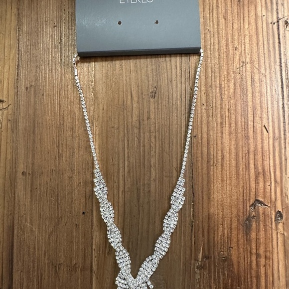 Elegant Silver Necklace - Picture 2 of 3